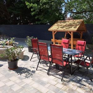 Patio alebo iná vonkajšia časť ubytovania Málna Vendégház Siófok + 21 fotografií