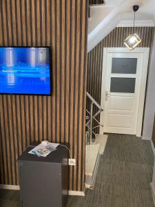 TV a/nebo společenská místnost v ubytování Eyüp Kral Small Suit