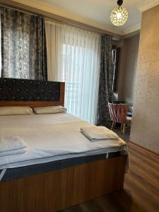 Postel nebo postele na pokoji v ubytování Eyüp Kral Small Suit
