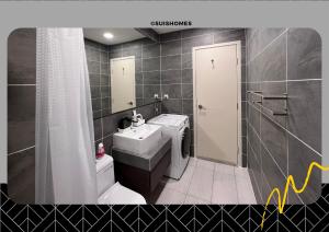 een badkamer met een wastafel, een toilet en een douche bij Bell Suite - KLIA Transit - Salak Tinggi Station - Sepang in Sepang