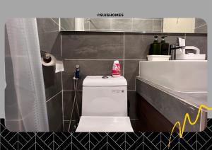 een badkamer met een wit toilet en een wastafel bij Bell Suite - KLIA Transit - Salak Tinggi Station - Sepang in Sepang