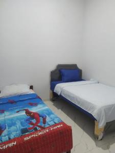 En eller flere senge i et værelse på Villa Rumah Kita