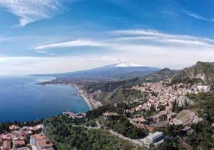 uma vista aérea de uma cidade e de uma montanha em Casa Vacanza Sicily House em Gaggi