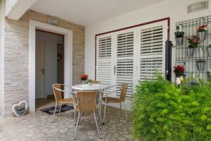 Patio alebo iná vonkajšia časť ubytovania Apartments Lovorik + 22 fotografií