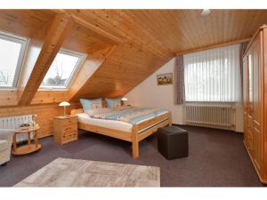1 dormitorio con 1 cama en una habitación de madera en Ferienwohnungen Haus Bahlo en Bad Bevensen