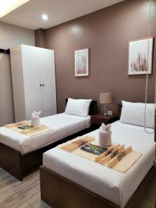 Habitación de hotel con 2 camas y mesa en Dachannry's Place Hotel en Cagayán de Oro