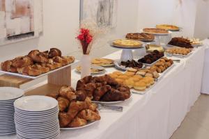 een buffet met zoete deegwaren en brood op een tafel bij Hotel Delle More in Vieste