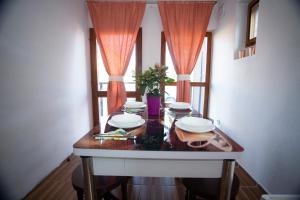 uma mesa com pratos numa sala com uma janela em AG Apartment Gabčíkovo em Dunajská Streda