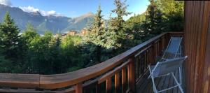 einen Balkon mit Bergblick in der Unterkunft Chalet Individuel Orcières Merlette 1850m Pied des Pistes Vue Magnifique sur les Montagnes in Orcières