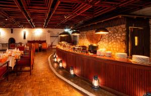 Restoran ili neka druga zalogajnica u objektu Taita Hills Safari Resort & Spa