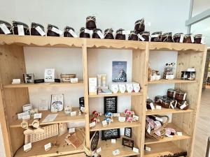 Příslušenství pro přípravu čaje a kávy v ubytování Boutique hôtel Corbetta - SPA 60m2 - La montagne à 5 minutes de l'autoroute A12 aux Paccots sur Montreux - NOUVEAU Loft familial - Profitez du Lac Léman et des montagnes en même temps