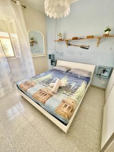 une chambre avec un lit dans une pièce dans l'établissement B&B Anirè, à Tarente 60 autres photos