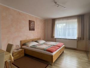 1 dormitorio con cama, mesa y ventana en Feistritzer, en Seeboden