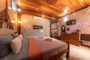 Schlafzimmer mit einem Bett, einem Waschbecken und einem Tisch in der Unterkunft Kanecha's Home Lampang in Lampang