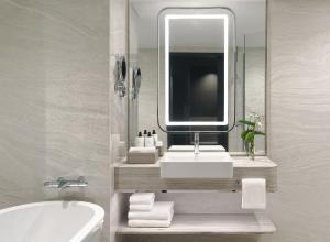 曼谷的住宿－曼谷洲際酒店，浴室配有盥洗盆、镜子和浴缸
