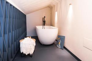 a bathroom with a bath tub in a room at La Casa 570 in Perugia