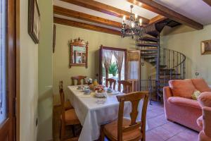 een eetkamer met een tafel en een trap bij VILLA TAMARIT in Pedralba