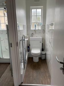 Et badeværelse på Harrow Town Centre 3 Bed Flat - Sleep up to 5 people, close to London Underground