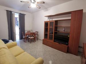 a living room with a couch and a entertainment center at Il Vico in Gaeta