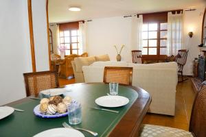 - une table avec une assiette de nourriture dans le salon dans l'établissement Great home with AC, pool and BBQ, à El Campello