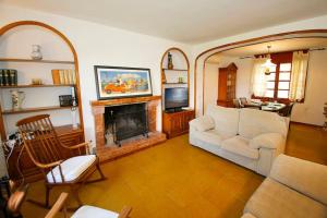 - un salon avec un canapé et une cheminée dans l'établissement Great home with AC, pool and BBQ, à El Campello