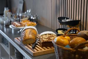 OksbølにあるKonceptHotelのパンやペストリーをテーブルに載せたテーブル