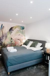 1 dormitorio con 1 cama con una pintura en la pared en Monbuhim Comfort, en Veszprém