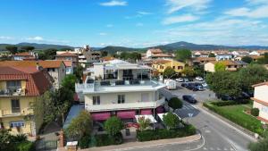 - une vue aérienne sur une ville avec des maisons dans l'établissement Albergo del Lago, à Capalbio