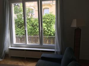 een raam in een woonkamer met uitzicht op een balkon bij Appartement meublé proche de la Gare de Lausanne 12 in Lausanne