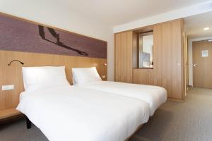Postel nebo postele na pokoji v ubytování Hotel S-PORT Véska