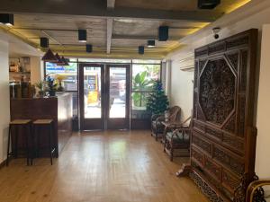 een kamer met een lobby met een deur en stoelen bij Longzhu Guesthouse in Bangkok