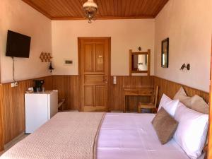 Postel nebo postele na pokoji v ubytování Apostolos Hotel