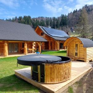 a log cabin with a hot tub in the yard at Bratnia Bystre in Bystre