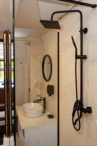 y baño con lavabo y ducha. en Cabana Patru Brazi en Stana de Vale