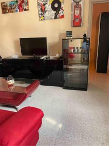 - un salon avec un canapé rouge et une vitrine dans l'établissement B&B Anirè, à Tarente