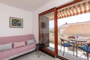 un soggiorno con un divano e un tavolo di Apartment Valkovic a Baška