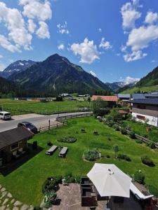 eine Luftansicht eines Parks mit einem Regenschirm in der Unterkunft Gästehaus Thaler in Mittelberg