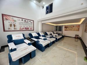 金邊的住宿－Yaou Hotel，一间设有蓝色和白色椅子的等候室