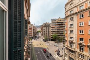 uma vista para uma rua da cidade a partir de uma janela em Balmes Apartment by Olala Homes em Barcelona