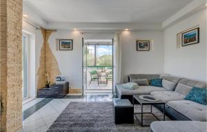 スプリトにあるAwesome Home In Split With Saunaのソファとテーブルのあるリビングルーム