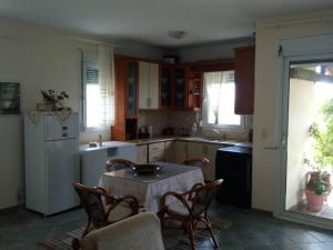 a kitchen with a table and some chairs and a table and a kitchen at Earthly paradise Kariani in Karianí