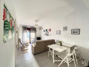 uma sala de estar com um sofá e uma mesa em T2 ideal para descansar e com Espanha ao lado em Vila Real de Santo António