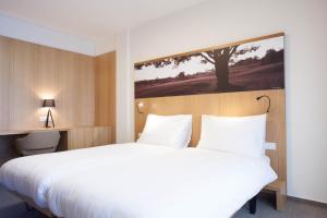 Postel nebo postele na pokoji v ubytování Hotel S-PORT Véska