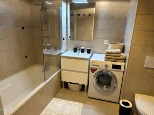 Phòng tắm tại Victoria Palace- l'appartement avec vue mer et à proximité de Monaco