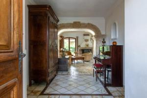 OpioにあるVilla provençale avec piscine et jardin au calmeのキッチン、リビングルームが備わります。