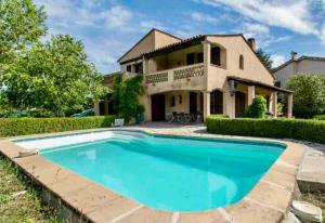 OpioにあるVilla provençale avec piscine et jardin au calmeの家の前の大型スイミングプール