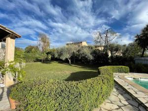 OpioにあるVilla provençale avec piscine et jardin au calmeの庭園(スイミングプール付)