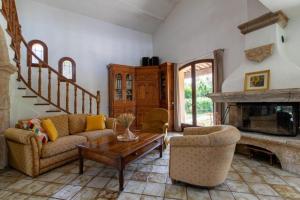 ein Wohnzimmer mit einem Sofa und einem Kamin in der Unterkunft Villa provençale avec piscine et jardin au calme in Opio