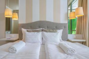 Rúm í herbergi á Vénusz Hotel