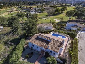 - une vue aérienne sur une maison avec une piscine dans l'établissement Villa La Gavina, à Jávea